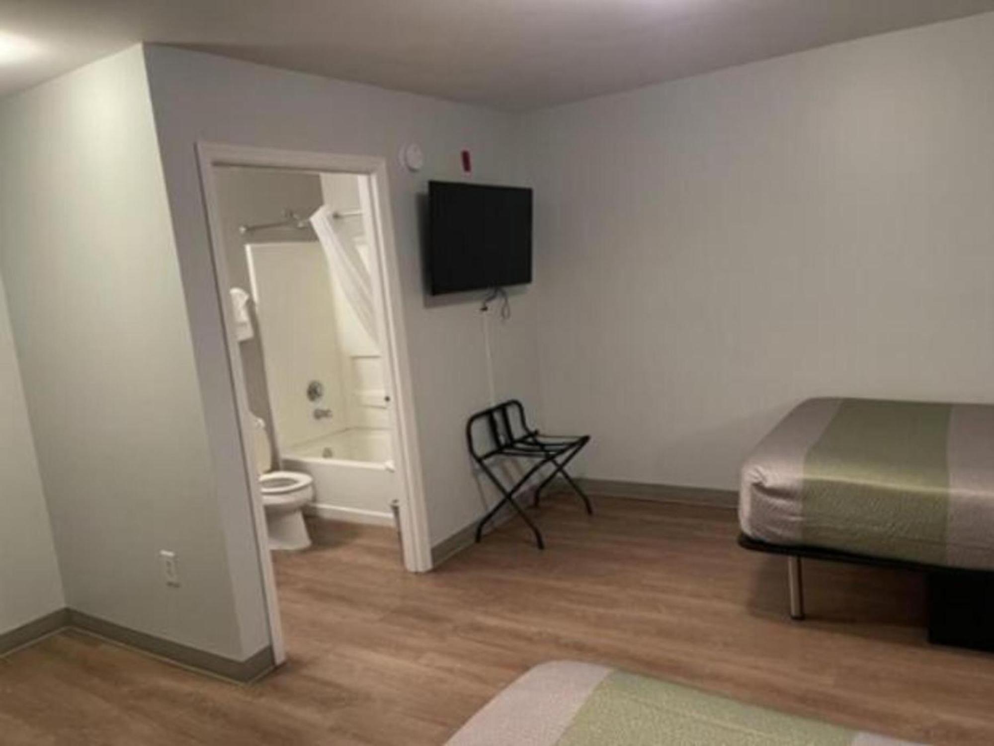Motel 6-Richmond, Va - I-64 West เฮนริโค ภายนอก รูปภาพ